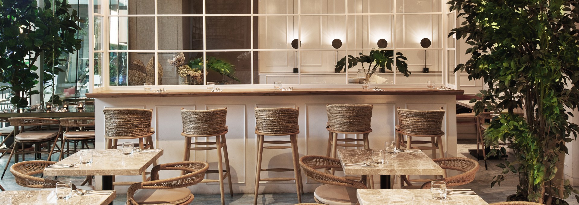 Coastal Elegance at Fynn’s Singapore Restaurant is meticulously crafted and designed by studio Königshausen. Indulge in a culinary journey at our light lunch and dining destination, where contemporary coastal design takes centre stage.  