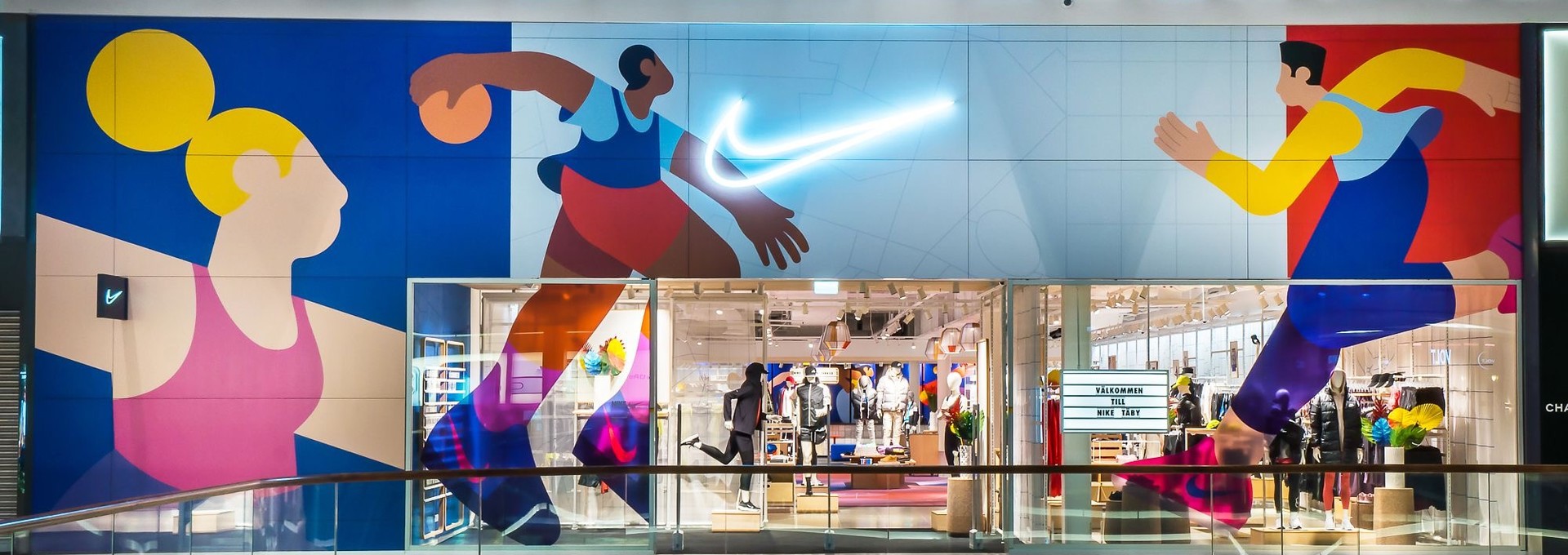 Studio Königshausen was pivotal in bringing the first Nike Live concept store to EMEA in Taby, Stockholm. Our design prioritised sustainability and innovation, creating a retail space exclusive to NikePlus loyalty program members. The store's interior emphasises the seamless integration of eco-friendly materials, underscoring a commitment to environmental consciousness. 
